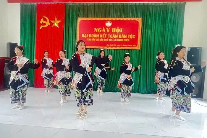 Đồng bào dân tộc Dao ở bản Suối Tút, xã Quang Chiểu biểu diễn văn nghệ truyền thống dân tộc Dao.