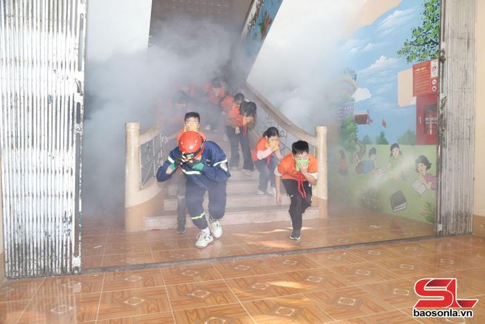 Lực lượng Cảnh sát PCCC và CNCH hướng dẫn học sinh kỹ năng thoát nạn trong môi trường khói, khí. 