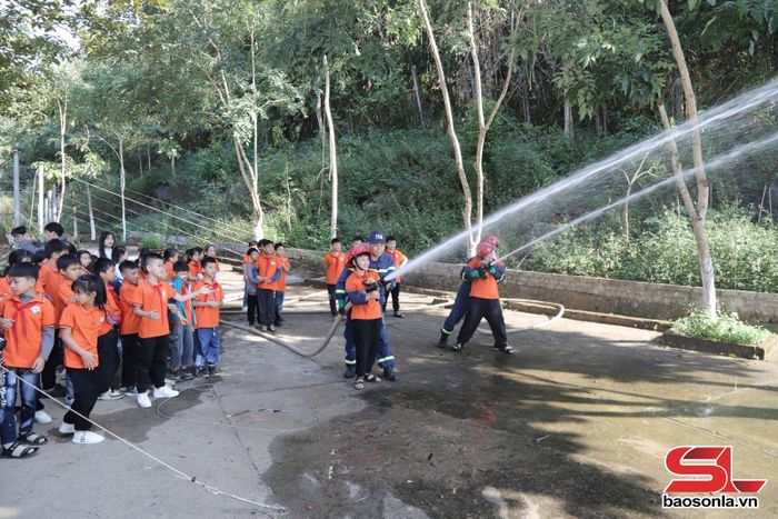 Các em học sinh trải nghiệm phun nước tiêu điểm.
