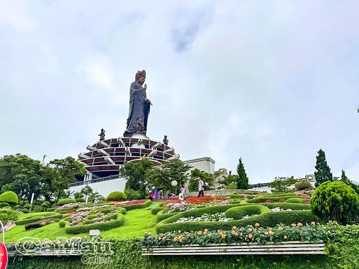 Tượng Phật núi Bà Đen, tọa lạc ở độ cao 986m tại đỉnh núi Bà Đen Tây Ninh, công trình tượng Phật núi Bà Đen có tổng chiều cao 72m là kết tinh tinh hoa của tín ngưỡng - tôn giáo - văn hóa - nghệ thuật - điêu khắc.
