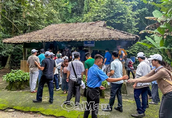 Đoàn tham quan khu rừng nguyên sinh trong khu di tích Trung ương cục Miền Nam, tại đây, nhiều đồng chí lãnh đạo tiền bối của Đảng như: Lê Duẩn, Nguyễn Văn Linh, Võ Văn Kiệt, Nguyễn Chí Thanh, Phạm Hùng... từng làm việc, chỉ huy, lãnh đạo các hoạt động cách mạng.