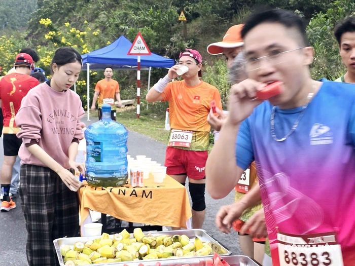 Các VĐV dừng chân nhanh "nạp năng lượng".