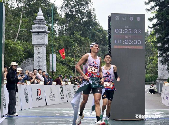 Những VĐV thuộc top đầu cán đích.