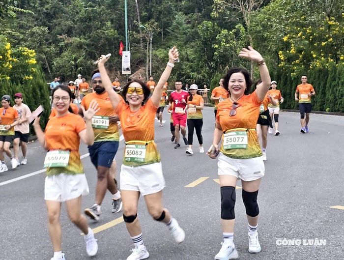 Các VĐV tham gia giải Yên Tử Heritage Marathon 2025 với sắc áo màu cam là chủ lực.