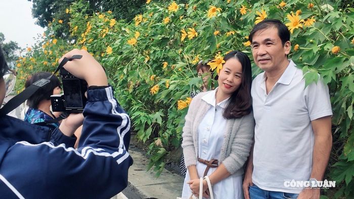 Không chỉ giới trẻ, nhiều gia đình cũng chọn Ba Vì làm điểm đến dịp cuối tuần để tận hưởng thiên nhiên và lưu giữ những khoảnh khắc đẹp cùng nhau.