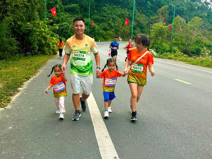 Các VĐV trải nghiệm cung đường chạy 5km. (Ảnh: Trang Vân)