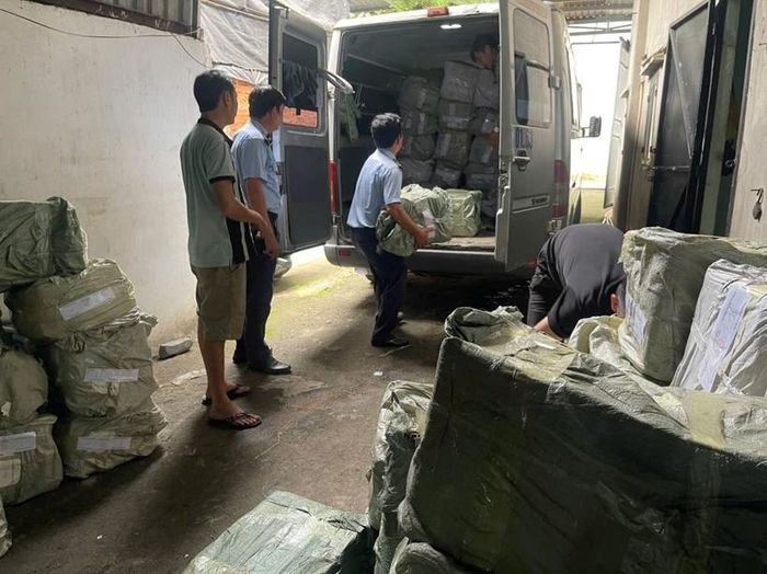  Tại thời điểm kiểm tra, hàng hóa đang chứa trữ và kinh doanh không có nhãn mác; không rõ nguồn gốc, xuất xứ; không hóa đơn, chứng từ.