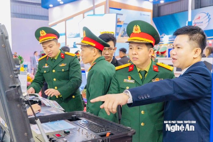PGS.TS Phạm Vũ Hồng Sơn giới thiệu về các ứng dụng khoa học, công nghệ tại Triễn lãm Quốc phòng quốc tế năm 2024.