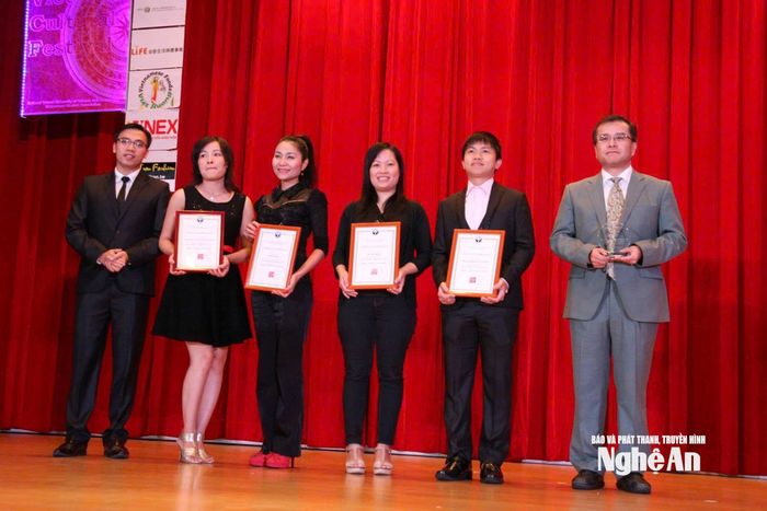 ĐH Khoa học và Công nghệ quốc gia Đài Loan trao giấy khen cho Hội sinh viên Việt Nam có thành tích xuất sắc.