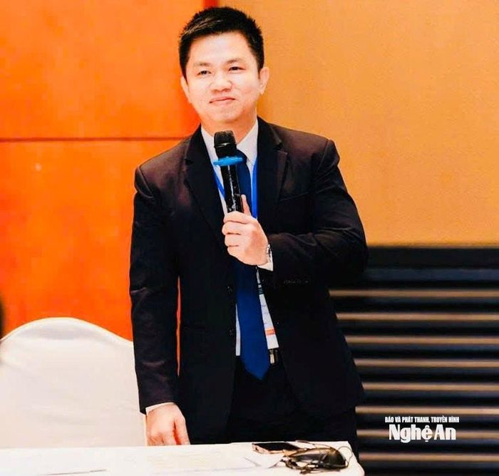 PGS.TS Phạm Vũ Hồng Sơn trong vai trò chủ tọa phiên họp hội nghị quốc tế ICSCEA 2025.