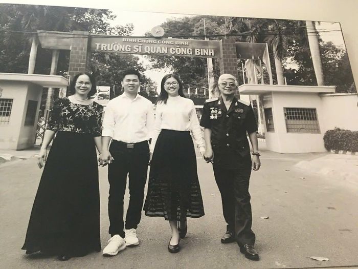 Gia đình Hồng Sơn lưu tấm hình kỷ niệm tại Trường Sĩ quan công binh.
