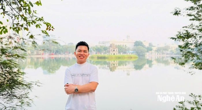 PGS.TS Phạm Vũ Hồng Sơn với Hồ Gươm - Hà Nội.