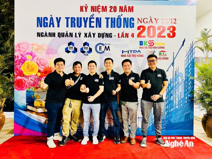PGS.TS Phạm Vũ Hồng Sơn cùng các đồng nghiệp trong ngày hội truyền thống ngành Quản lý xây dựng.
