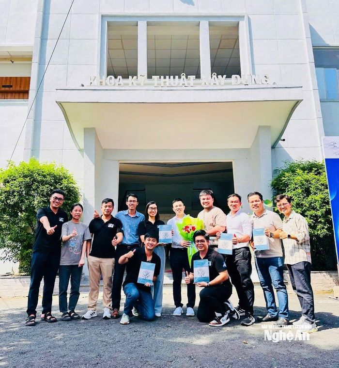 Sinh viên và các đồng nghiệp vui mừng đón nhận cuốn giáo trình "Ứng dụng trí tuệ nhân tạo trong xây dựng" (phần 1).