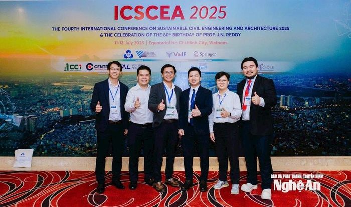 PGS.TS Phạm Vũ Hồng Sơn cùng nhóm nghiên cứu tại hội nghị quốc tế ICSCEA 2025.