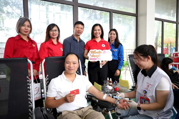 Ông Trần Văn Trinh, Chánh Văn phòng Đảng ủy phường Định Công đã 17 lần hiến máu tình nguyện và tích cực tuyên truyền nhằm lan tỏa nghĩa cử hiến máu cứu người. Ảnh: PV