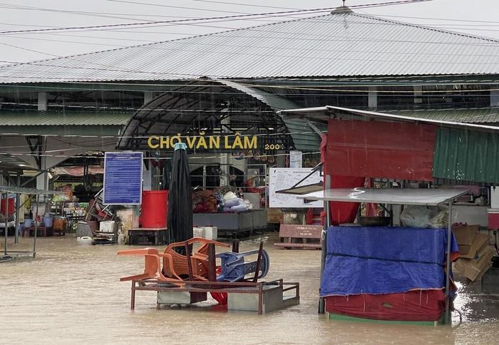 Chợ của thôn Văn Lâm 3, xã Phước Nam (Khánh Hòa) bị ngập sâu trong nước. Ảnh: Công Thử - TTXVN