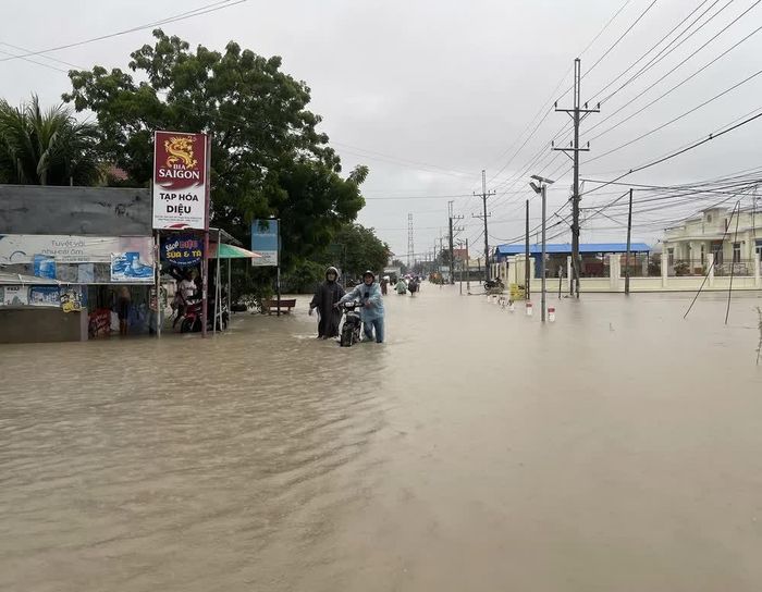 Đường giao thông liên xã nối Thuận Nam với Phước Dinh (Khánh Hòa) bị ngập sâu gây khó khăn trong lưu thông. Ảnh: Công Thử - TTXVN