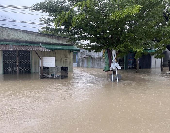 Nhiều nhà dân ở vùng trũng của xã Phước Nam (Khánh Hòa) bị ngập sâu trong nước. Ảnh: Công Thử - TTXVN