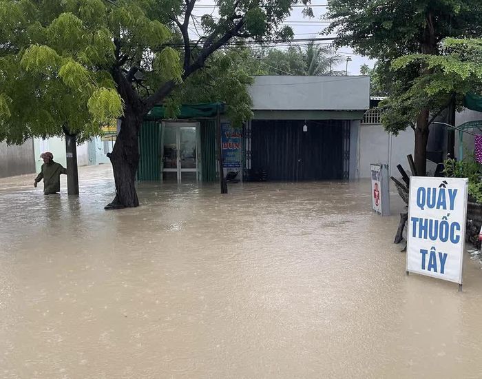 Nước lũ gây ngập nhà của người dân ở thôn Văn Lâm 3, xã Thuận Nam (Khánh Hòa). Ảnh: Công Thử - TTXVN