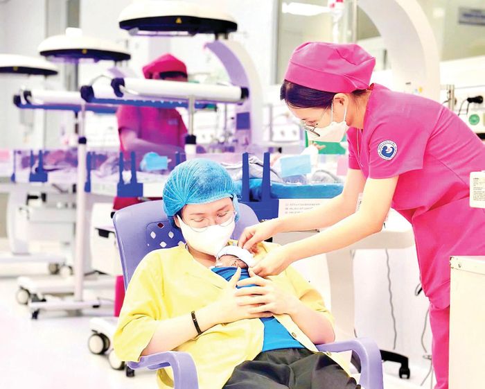  Chăm sóc trẻ sơ sinh ở Bệnh viện Từ Dũ (TPHCM). Ảnh: THÀNH SƠN 