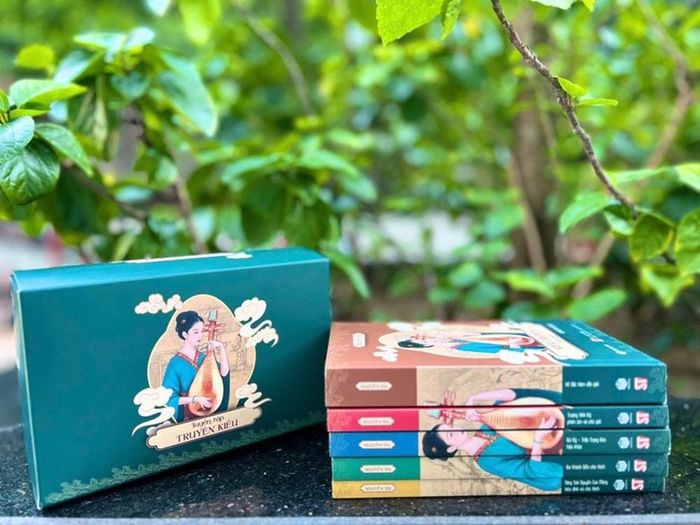 Chân dung nàng Kiều hiện lên khi ghép phần gáy của 5 cuốn sách. Ảnh: NXB