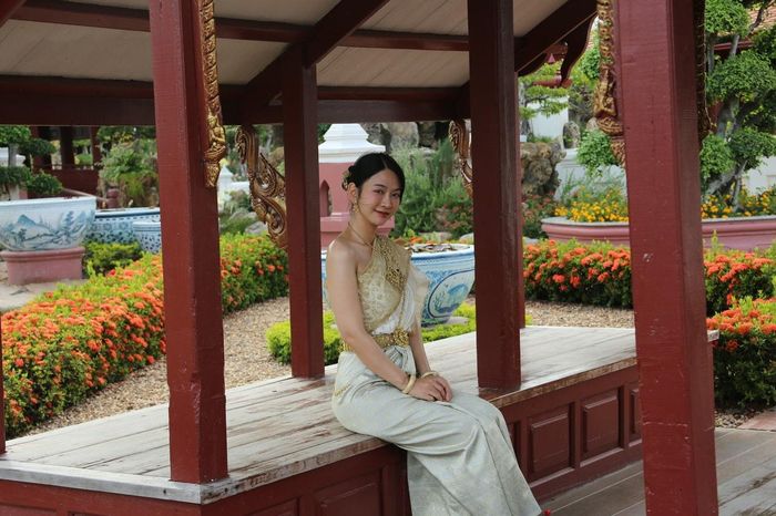 Bảo mẫu Lê Bống gây bất ngờ với phần "biến hình" cùng trang phục truyền thống của Thái Lan