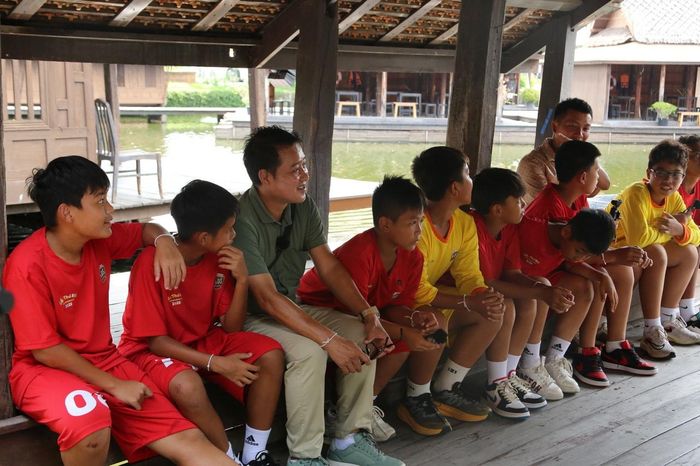 Huấn luyện viên Hồng Sơn cùng các cầu thủ nhí trong các hoạt động khám phá trải nghiệm thú vị tại Thái Lan