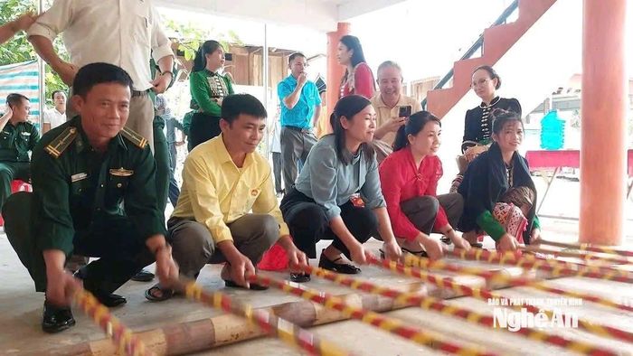 Quân dân vui múa sạp. Ảnh: Trần Văn Khánh