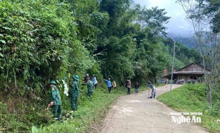Đồn Biên phòng Tam Hợp phối hợp làm đường giao thông vào bản Huồi Sơn. Ảnh: Trần Văn Khánh
