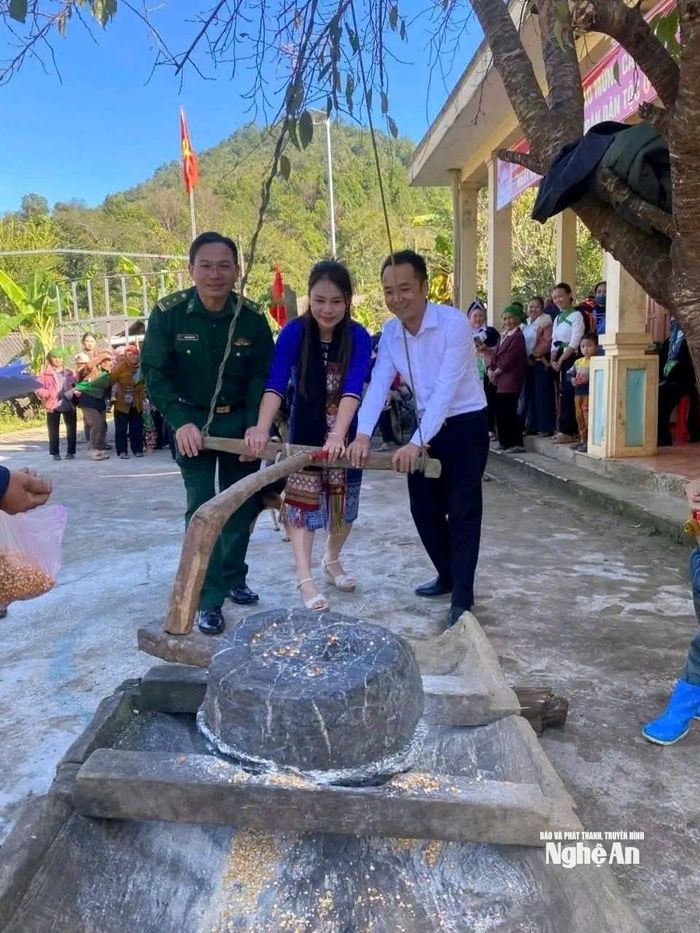 Vui xay lúa. Ảnh: Trần Văn Khánh