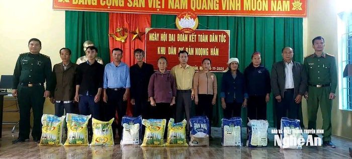 Đồn Biên phòng Na Loi tặng quà cho nhân dân trên địa bàn. Ảnh: Trần Văn Khánh