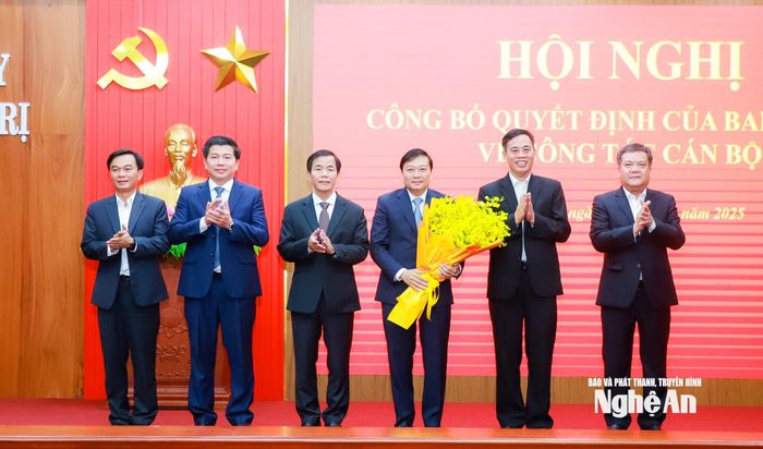 Các đồng chí Thường trực Tỉnh ủy Quảng Trị tặng hoa chúc mừng đồng chí Lê Hồng Vinh giữ chức Phó Bí thư Tỉnh ủy. Ảnh: Thành Duy