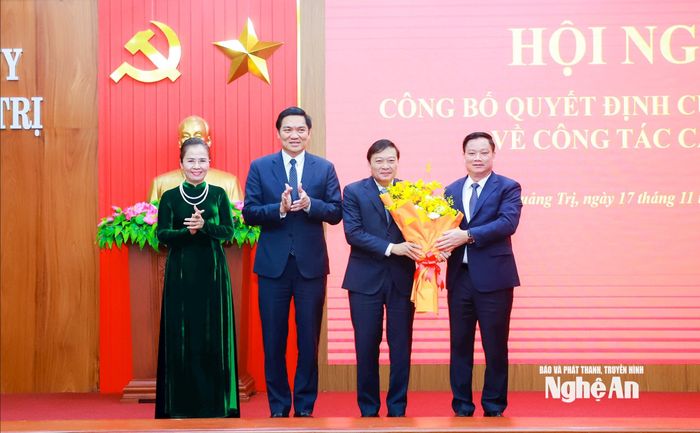 Các đồng chí Thường trực Tỉnh ủy Nghệ An tặng hoa chúc mừng đồng chí Lê Hồng Vinh giữ chức Phó Bí thư Tỉnh ủy Quảng Trị. Ảnh: Thành Duy