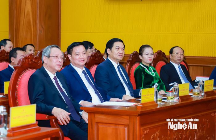 Các đồng chí lãnh đạo Ban Tổ chức Trung ương và Thường trực Tỉnh ủy Nghệ An tại Lễ công bố. Ảnh: Thành Duy