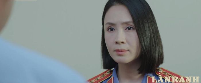 Lê Chỉnh và Phó Viện trưởng Hằng Thu trao đổi về một nhân vật bí ẩn.