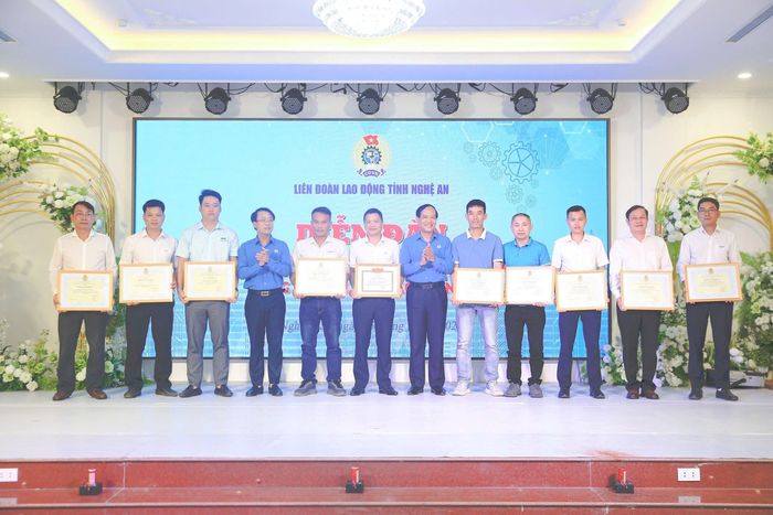 Khen thưởng cho những tập thể, cá nhân có thành tích xuất sắc trong phong trào lao động sáng tạo. Ảnh: Diệp Thanh