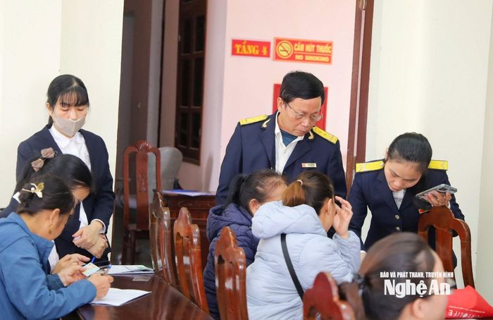 Thuế cơ sở 2 hướng dẫn các hộ kinh doanh chuyển đổi sang phương thức kê khai mới. Ảnh- PV