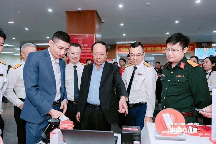 Lãnh đạo tỉnh cùng ngành Thuế tham quan các gian hàng phục vụ cho chuyển đổi kê khai thuế. Ảnh: T.C