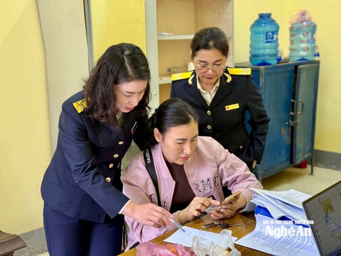 Tập trung hướng dẫn hộ kinh doanh. Ảnh: T.C