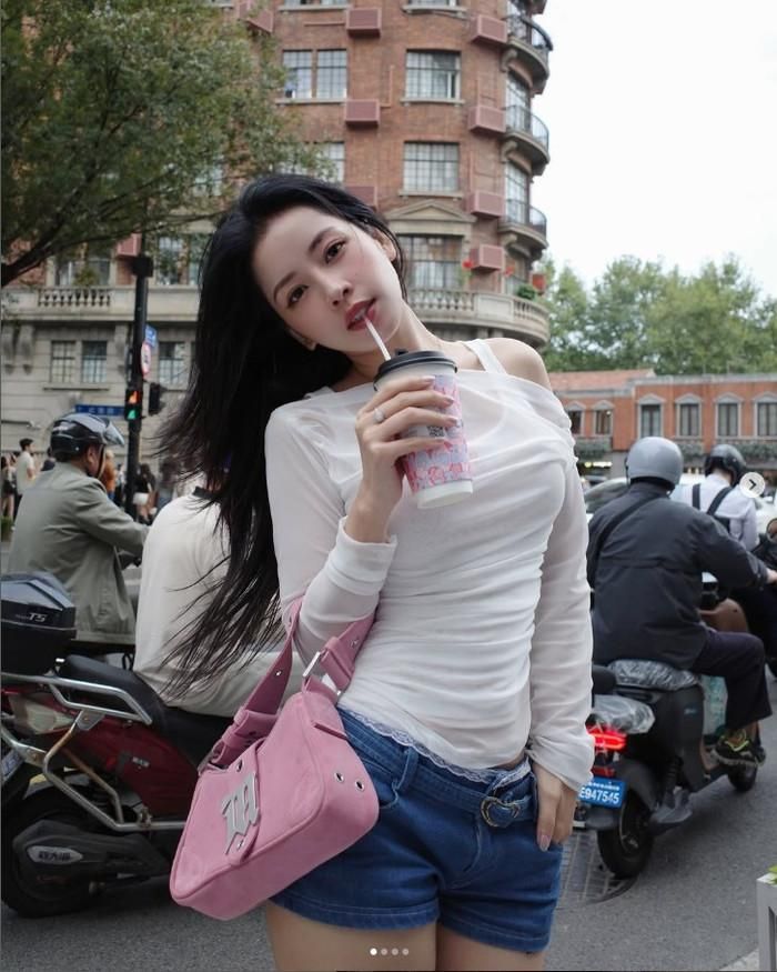 Gu thời trang mùa thu của Chi Pu đại diện cho sự tiến hóa trong cách phối đồ Việt đương đại: thanh lịch với chút trẻ trung, quyến rũ được kiểm soát tinh tế, và luôn ưu tiên sự thoải mái. Những lựa chọn này không chỉ giúp nữ ca sĩ tự tin di chuyển mà còn khuyến khích giới trẻ thử nghiệm, biến mỗi ngày thu thành cơ hội thể hiện phong cách cá nhân mà không gò bó. Ảnh: IGNV