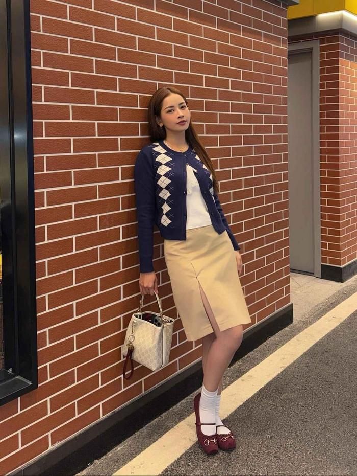 Túi xách mini hoặc tote canvas đơn giản thường được Chi Pu chọn để mang theo đồ dùng hàng ngày, tăng tính thực tế mà vẫn giữ vẻ ngoài thanh lịch. Ảnh: FBNV