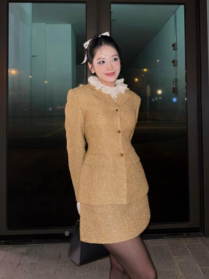 Trong gu thời trang mùa thu, Chi Pu hướng tới tông màu đất ấm áp như nâu nhạt, xanh olive hoặc be, giúp tôn làn da và tạo cảm giác gần gũi với thiên nhiên mùa lá rụng. Ảnh: FBNV