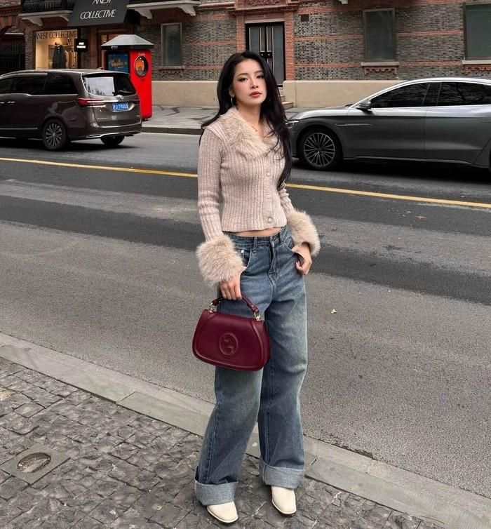 Bên cạnh đó, Chi Pu thường ưu tiên quần áo cotton pha hoặc len cashmere để đảm bảo độ ấm, đồng thời vẫn giữ được sự năng động. Ảnh: FBNV