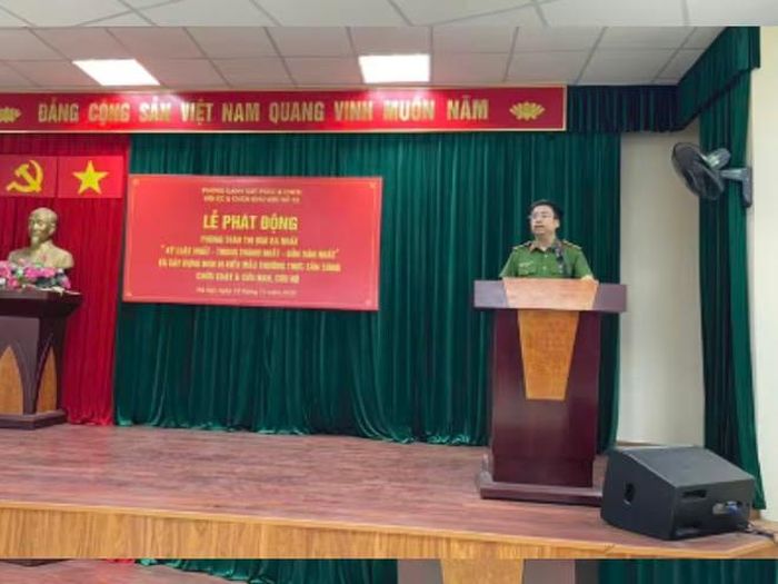 Trung tá Nguyễn Tuấn Dũng - Đội trưởng Đội Chữa cháy và CNCH khu vực số 12 phát biểu tại hội nghị
