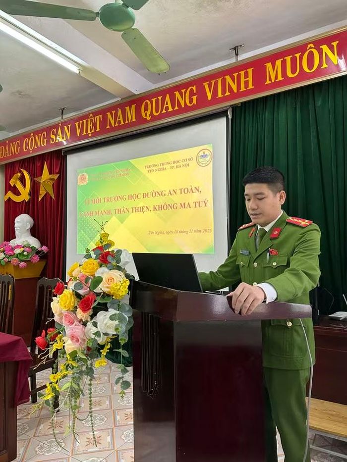 Đại úy Trần Quyết Thắng, Phó trưởng Công an phường phát biểu tại buổi làm việc