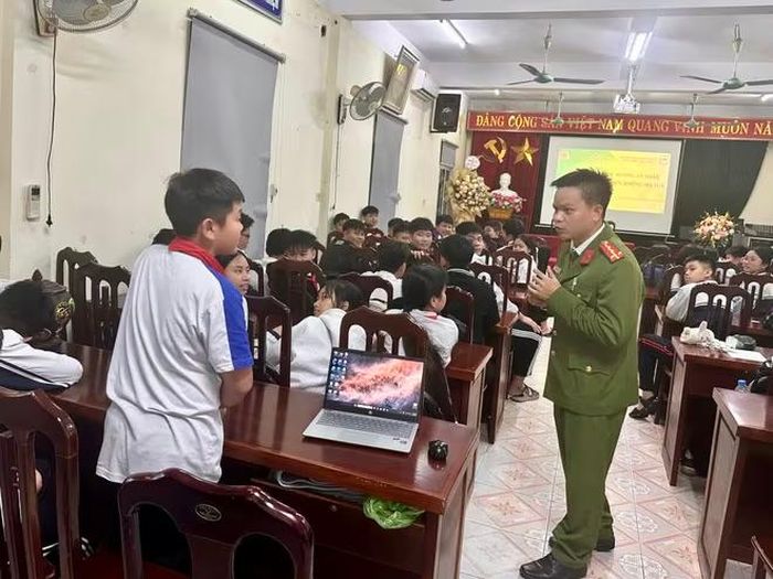 Các em học sinh được giao lưu, giải đáp các thắc mắc về bạo lực học đường
