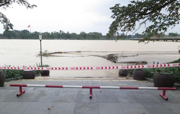 Rào chắn cầu đi bộ ven bờ Nam sông Hương, thành phố Huế do còn ngập lụt sáng 18/11. Ảnh: Nguyên Lý- TTXVN