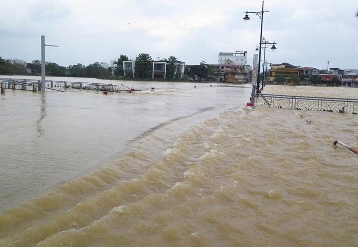 Đập Đá ở bờ Nam sông Hương, thành phố Huế còn ngập lụt sáng 18/11. Ảnh: Nguyên Lý- TTXVN