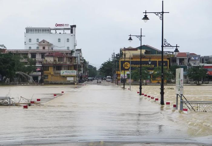 Đập Đá ở bờ Nam sông Hương, thành phố Huế còn ngập lụt sáng 18/11. Ảnh: Nguyên Lý- TTXVN
